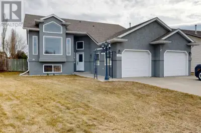 Welcome to remarkable bi-level home with 5 bedrooms. The Main floor offers 3 bedrooms. Master bedroo...