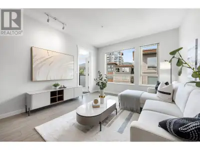 Welcome to this bright and spacious PENTHOUSE 2 bed, 2 bath home at Taluswood by Polygon, ideally lo...