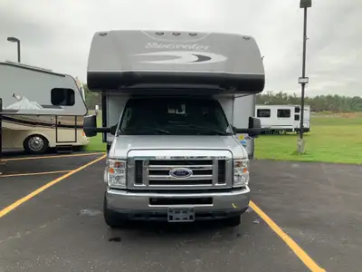 2016 Forest River Sunseeker 3050S — Class C Motorhome The 2016 Forest River Sunseeker 3050S is a Cla...