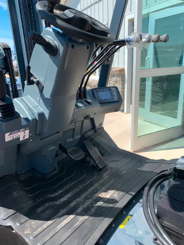 New Heli 5000 lb Lithium with onboard Charging in Other in Yarmouth - Image 4