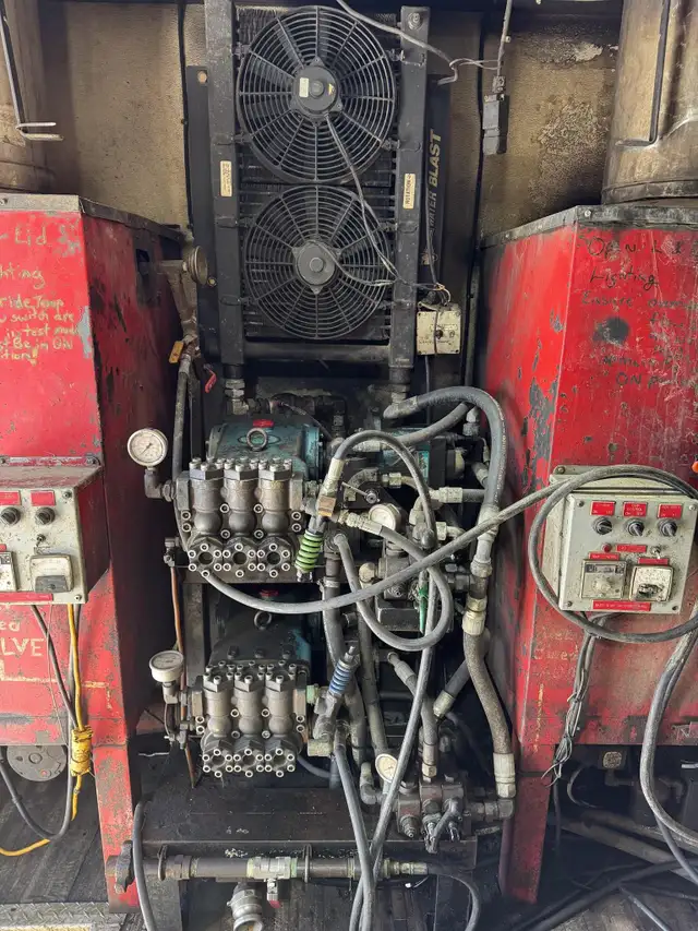 2005 PETERBILT 335 in Heavy Trucks in Saskatoon - Image 36