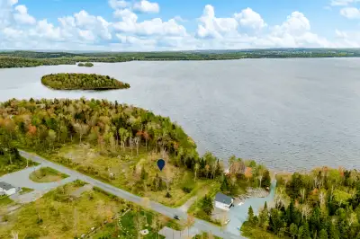 Grand Lac St-François, Ste-Praxède. RARETÉ! Terrain vacant bâtissable au bord de l’eau de +-43 000 p...