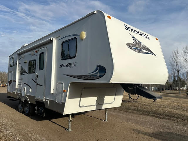 Spring Dale By Keystone Fifth Wheel Holiday Trailer in Travel Trailers & Campers in St. Albert