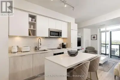 PRICED TO SELL!! Playground Condos At Garrison Point! Incredible CN Tower & City Views. This Spaciou...