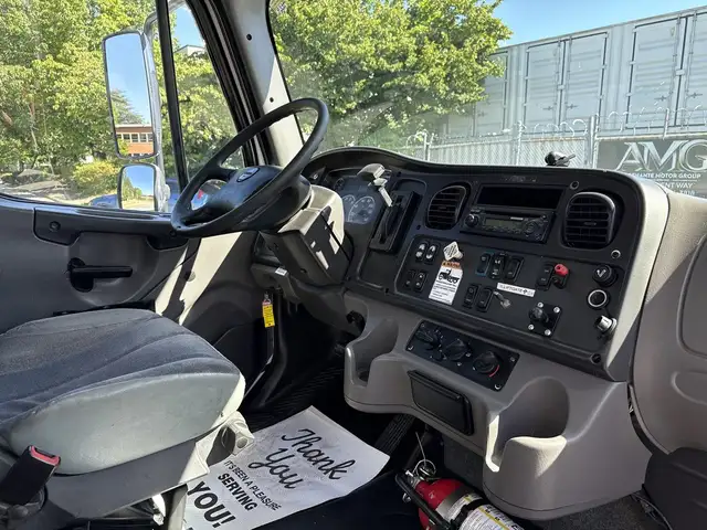 2015 Freightliner M2 106 24 Foot Hydraulic Brake Cube Van with P in Heavy Trucks in City of Toronto - Image 55