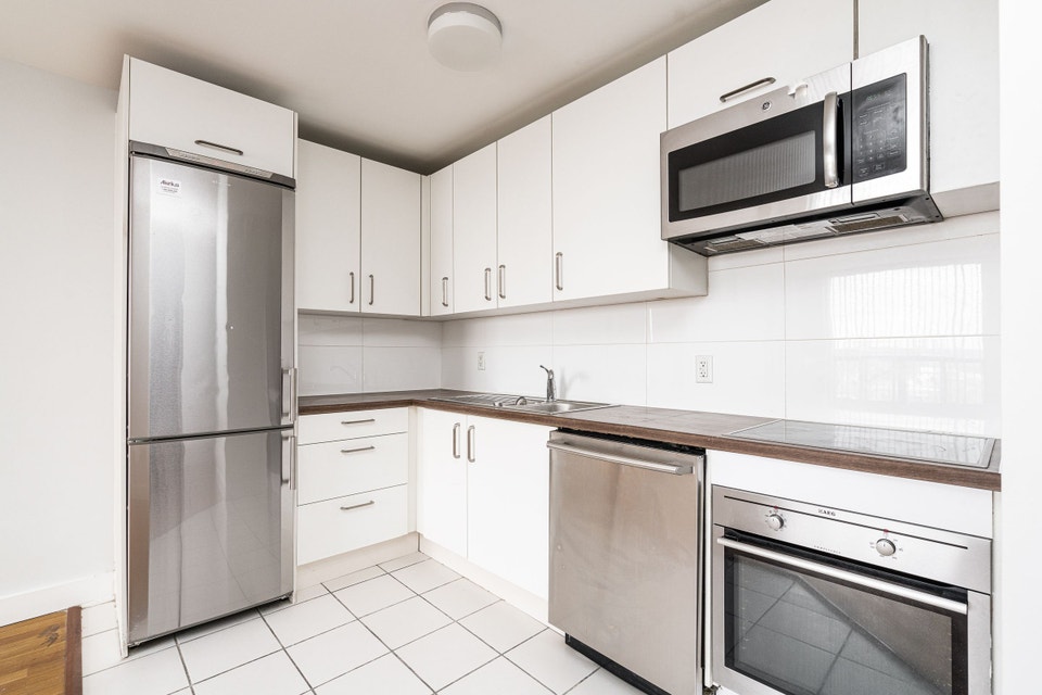 Three Bedroom, Queen and Bathurst - ID 927 2