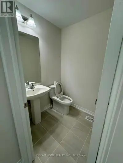 New Bright and Spacious Detached House Location In Prestigious Community pickering, This Stunning Ho...
