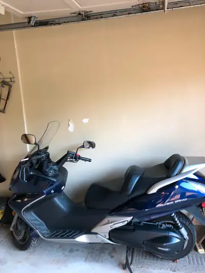 Maxi Scooter Honda Silverwing, year 2006 in excellent condition. New battery. Motorbike helmet inclu...