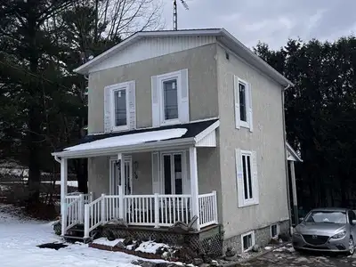 Maison 2 étages, idéale comme 1 ère maison, cuisine fonctionnelle, salle à manger avec porte-patio d...