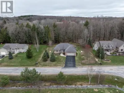 Welcome to this beautifully maintained brick bungalow located in the Haliburton By The Lake subdivis...