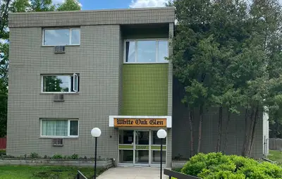 White Oak Glen is located in the quiet neighbourhood of Charleswood, minutes from several grocery, r...