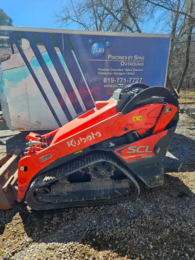 2023 KUBOTA SCL 1000 COMPACT FRONT END LOADER, IDEAL FOR WORK IN THIGHT SPACES. DRIVE STANDING UP IN...