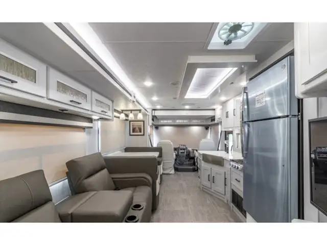 2023 Coachmen Encore 325 Classe A Full Body paint VR / RV in RVs & Motorhomes in Laval / North Shore - Image 5