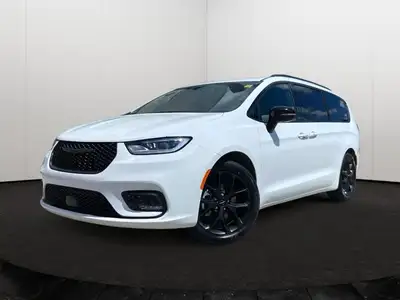 This Chrysler Pacifica has a dependable Regular Unleaded V-6 3.6 L/220 engine powering this Automati...