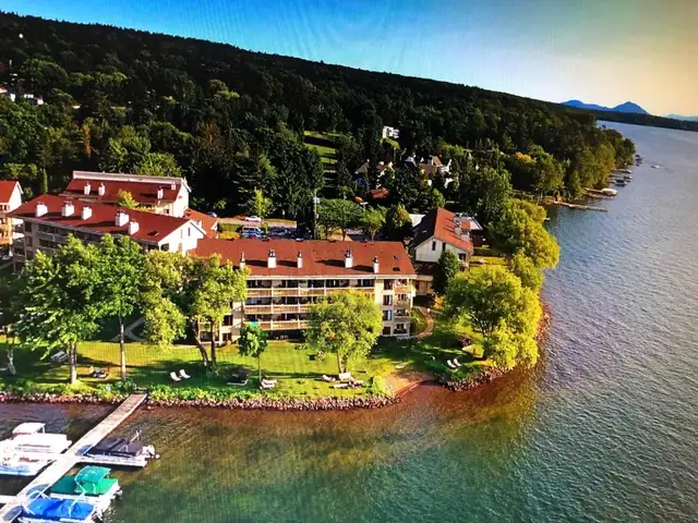 Condo en face du Lac Memphrémagog à Magog in Quebec in Canada - Image 3