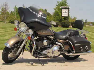 - Low 28,000 KM - Detach Fairing, Cruise Control - Now $32 Week This Amazing 2004 Road King Classic...