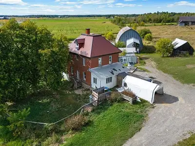 Fermer à 222 acres dont 142 acres boisé mixte non coupé plus de 20 ans, 80 acres cultivable, déjà cl...