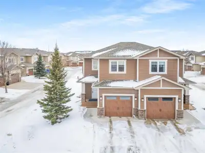 2F//Winnipeg/S/S now. Offers as received. Welcome to this beautifully maintained townhouse condo in...