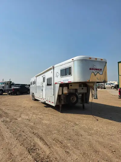 4 Horse W/ Mangers Propane Tanks Spare Tire Leather Sofa & Love Seat Solid Wood Cabinets Full Bathro...
