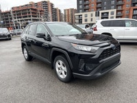 Le Toyota RAV4 LE 2021 est un VUS compact très populaire, reconnu pour sa fiabilité, son efficacité... (image 1)