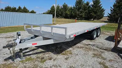 Width: 8' 6in. Length: 20' Height: No Sides / Rails GVWR: 4536KG/10001LBS Axle Type: Tandem Frame: A...