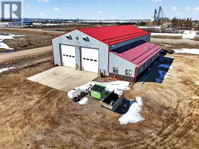 High-quality industrial shop with premium construction and functional design throughout. Features in...