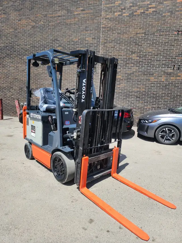 2015TOYOTA 5000LB ELECTRIC FORKLIFT 3 STAGE SIDE-SHIFT CERTIFIED in Heavy Equipment in Mississauga / Peel Region - Image 3