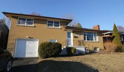 Available April 1st OR May 1st 2026 Come rent this beautiful 5-6 bedroom student house fully renovat...