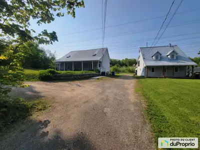 Maison à vendre avec un immeuble à revenu indépendant comprenant 2 logis situés sur un immense terra...