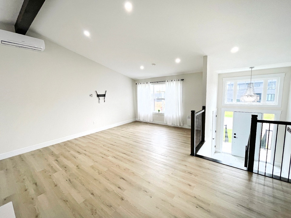 CHARLOTTETOWN 3BR UPPER LEVEL OF CONTEMPORARY HOUSE - INCL HEAT! 3