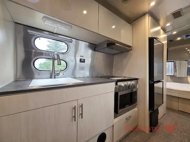 2022 Airstream Flying Cloud 23FB in Travel Trailers & Campers in Calgary - Image 14