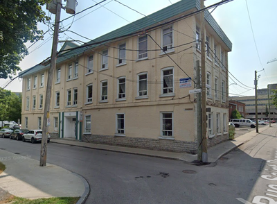 418-655-8281 À voir au 865 de la Reine, appartement #201, magnifique et très grand loft de grandeur...