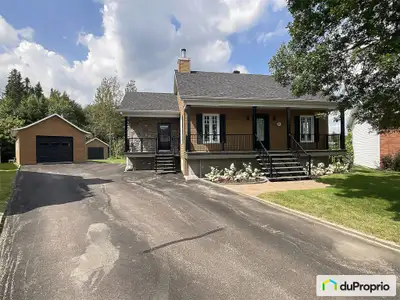 Magnifique bungalow situé dans un quartier familial recherché. Il vous charmera par son terrain de p...