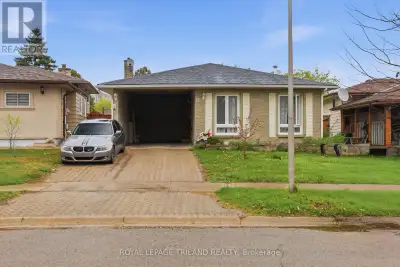 Welcome to 18 Tumbleweed Crescent, nestled in the heart of White Oaks-one of London's most convenien...