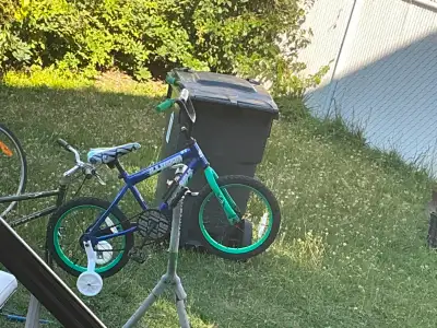 Vélo 16 pouce avec petite roue en très bonne état 50$, View more