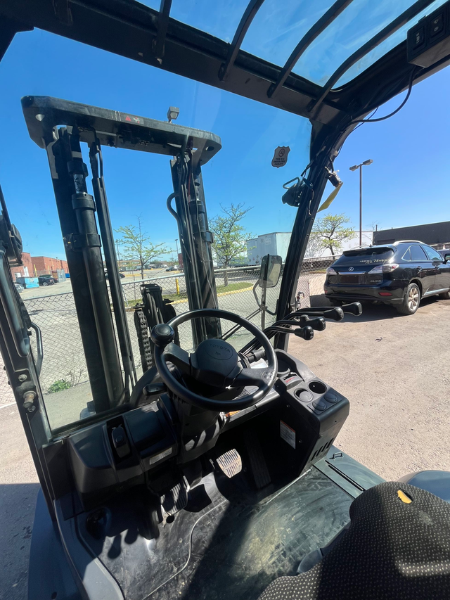 Toyota 8000lbs CAP LPG Forklift  Heated Cab & Fork-Positioner in Heavy Equipment in Mississauga / Peel Region - Image 7