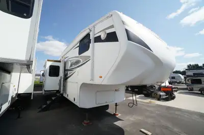 Welcome to Longhaul Trailer Sales Inc 3 slide 2011 Crossroads Cruiser 315RE rear living couples 5th...