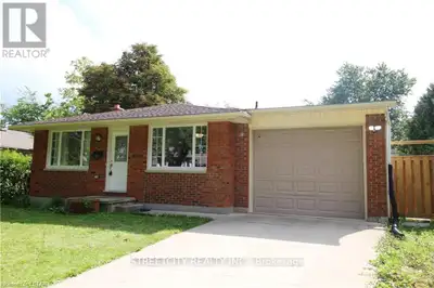 University Heights Spacious 4-level split House Offering 3+2 Brs,2 Living Rms & Bright Eat-In Kitche...