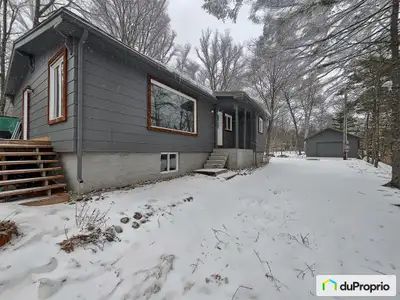 Bungalow de construction robuste, entièrement rénové. Situé à côté du P'tit Train du Nord, à 6 km du...