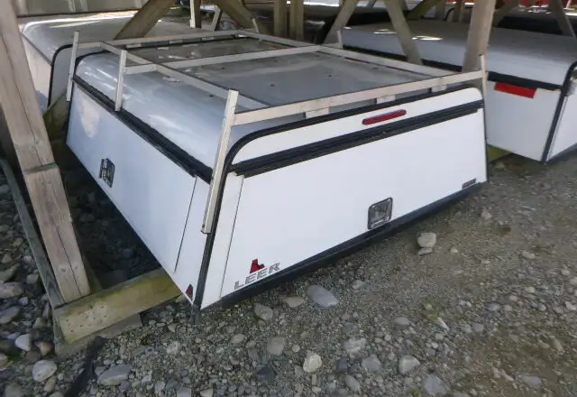 2014 - 2018 GMC Sierra or Chevrolet Silverado 6'6 White Leer Cap in Other Parts & Accessories in Kitchener / Waterloo - Image 2