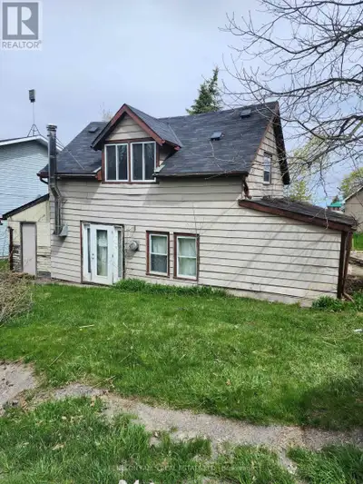 Located in a waterfront community with beautiful sunsets, this 3 bedroom home or cottage is awaiting...