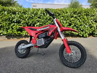 Fresh trade, fresh rubber, mint condition, no major damage, spare set of tires on the side, don't pa...