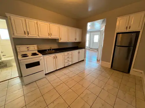 2 Bedroom unit on Quinpool next to Dominos by the big intersection, heat/water/hot water/power inclu...
