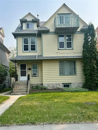 5B//Winnipeg/SS now. Offers anytime. Well priced/solid duplex in Wolseley. This 2 1/2 story duplex h...