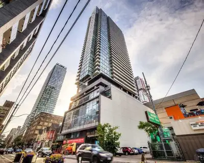 Live in the Heart of Toronto's entertainment/Financial district. Close to iconic Landmarks, Shopping...