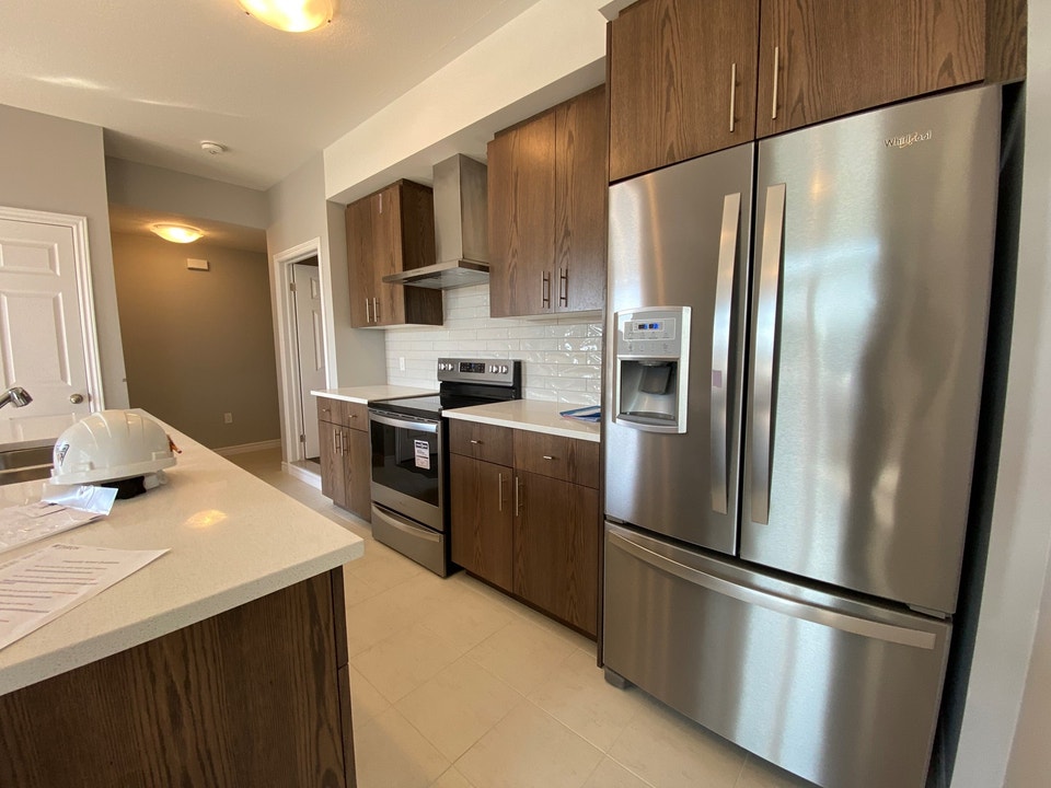 2 Bedroom End-Unit Townhome in Huron Park! 4