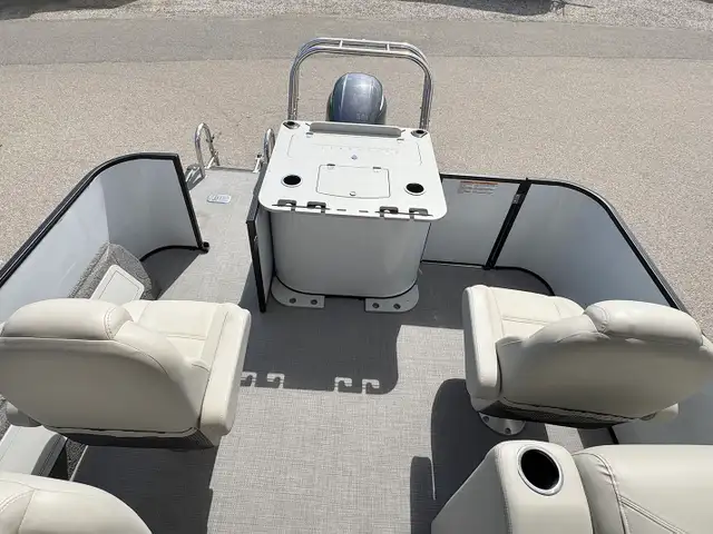 2019 SYLVAN Mirage 8522 Party Fish Luxury Ed TRITOON -used ponto in Powerboats & Motorboats in Prince Albert - Image 16