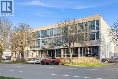 Excellent, centrally located office in a primarily medical professional building. Good access to the...