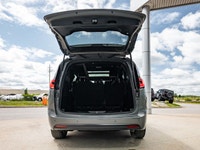 Welcome to 400 Chrysler Dodge Jeep Ram. | ONE OWNER | NO REPORTED ACCIDENTS | S APPERANCE | DVD | SU... (image 6)