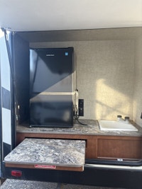 This couples coach trailer is perfect for camping and travelling! The front bedroom has a queen bed... (image 4)